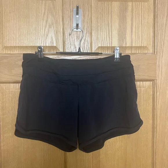 Black low rise lululemon shorts size 6 - Picture 1 of 3